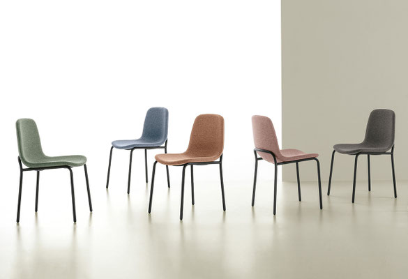 Sedia imbottita con struttura in metallo verniciato, rivestimento a scelta (articolo TK141)