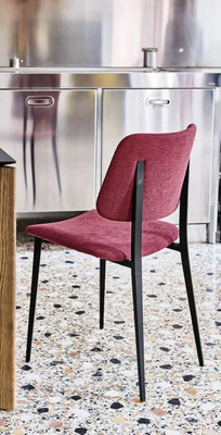 Sedia imbottita con struttura in metallo verniciato, rivestimento a scelta (articolo J23)