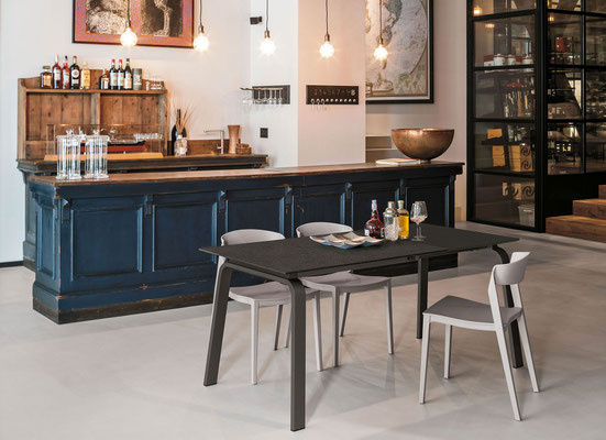 Tavolo allungabile DAMIAN, struttura in metallo verniciato (colori a scelta), piano ed allunghe realizzabili in materiali a scelta, misure disponibili: cm.160x90 + 2 allunghe da cm.40; cm.130x85 + 2 allunghe da cm.35; cm.110x80 + 2 allunghe da cm.30