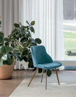 Sedia imbottita (articolo BR73), struttura in metallo verniciato, rivestimento a scelta