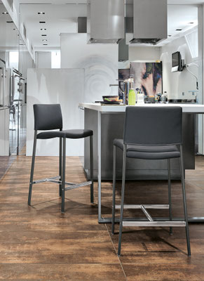 Sgabello imbottito con struttura in metallo verniciato (articolo ZR79)