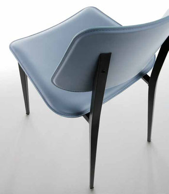 Sedia imbottita con struttura in metallo verniciato, rivestimento a scelta (articolo J23)