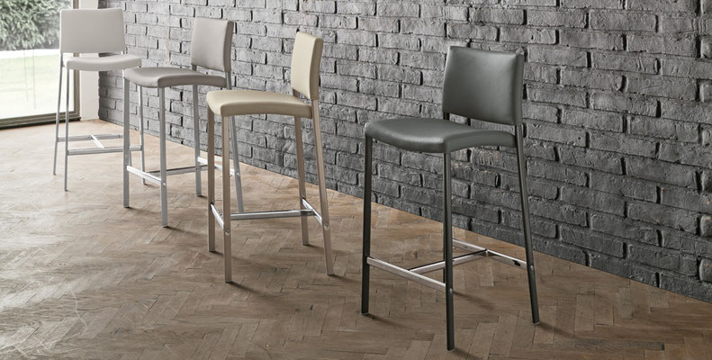 Sgabello imbottito con struttura in metallo verniciato (articolo ZR79)