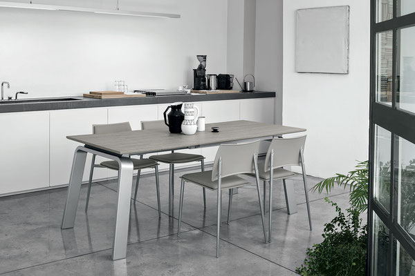 Tavolo allungabile DAMIAN, struttura in metallo verniciato (colori a scelta), piano ed allunghe realizzabili in materiali a scelta, misure disponibili: cm.160x90 + 2 allunghe da cm.40; cm.130x85 + 2 allunghe da cm.35; cm.110x80 + 2 allunghe da cm.30