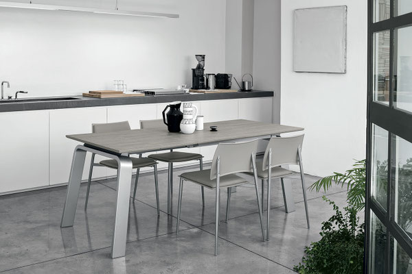 Tavolo allungabile DAMIAN, struttura in metallo verniciato (colori a scelta), piano ed allunghe realizzabili in materiali a scelta, misure disponibili: cm.160x90 + 2 allunghe da cm.40; cm.130x85 + 2 allunghe da cm.35; cm.110x80 + 2 allunghe da cm.30