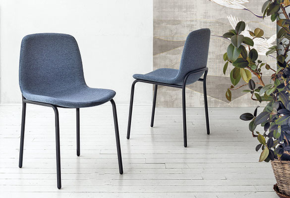 Sedia imbottita con struttura in metallo verniciato, rivestimento a scelta (articolo TK141)