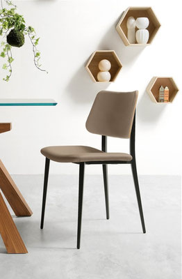 Sedia imbottita con struttura in metallo verniciato, rivestimento a scelta (articolo J23)
