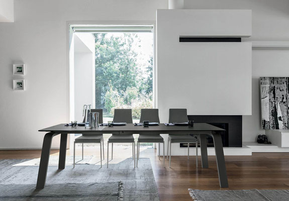 Tavolo allungabile DAMIAN, struttura in metallo verniciato (colori a scelta), piano ed allunghe realizzabili in materiali a scelta, misure disponibili: cm.160x90 + 2 allunghe da cm.40; cm.130x85 + 2 allunghe da cm.35; cm.110x80 + 2 allunghe da cm.30