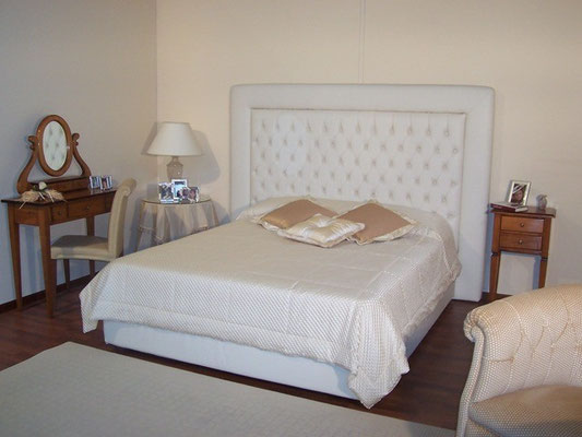 Letto con testata su misura in capitonnè