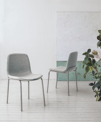 Sedia imbottita con struttura in metallo verniciato, rivestimento a scelta (articolo TK141)