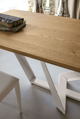 Tavolo PEGASUS, fisso o allungabile, con piano in legno massello, realizzabile su misura, finiture e colori personalizzabili