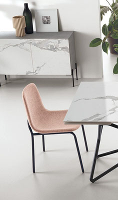 Sedia imbottita con struttura in metallo verniciato, rivestimento a scelta (articolo TK141)
