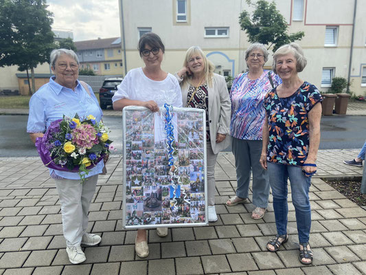 Frauen-Union Zirndorf bei der Geschenkübergabe