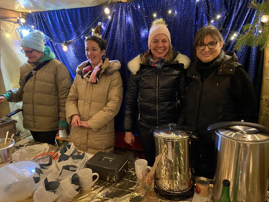 Vorsitzende FU-Seukendorf Silvia Dießl und Vorsitzende Frauen-Union Fürth Land Adelheid Seifert und das Team der FU-Seukendorf