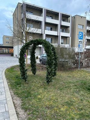 Osterbrunnenbinden Frauen-Union Cadolzburg gemeinsam mit der Frauen-Union Langenzenn
