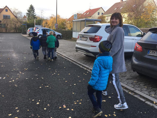 FU-Vorsitzende Eugenia Funk mit den Kindern