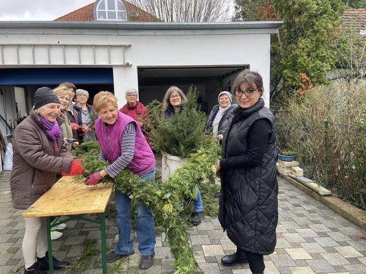 Osterbrunnenbinden bei der Frauen-Union Zirndorf