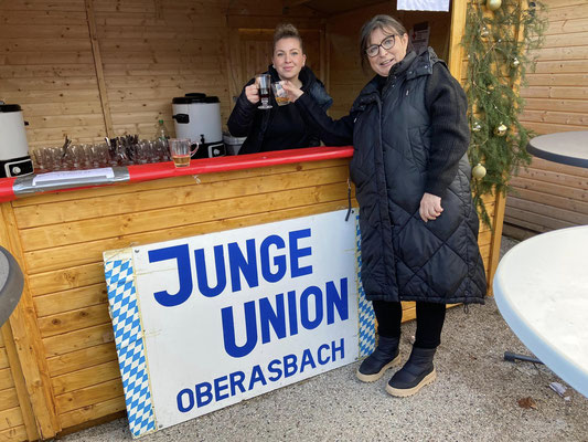 Adelheid Seifert, Vorsitzende der Frauen-Union Fürth-Land bei Sarah Arapoglu, Vorsitzende Junge Union Oberasbach