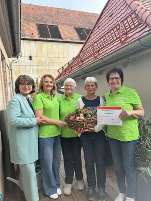 Übergabe symbolischer Spendencheck an das Frauenhaus