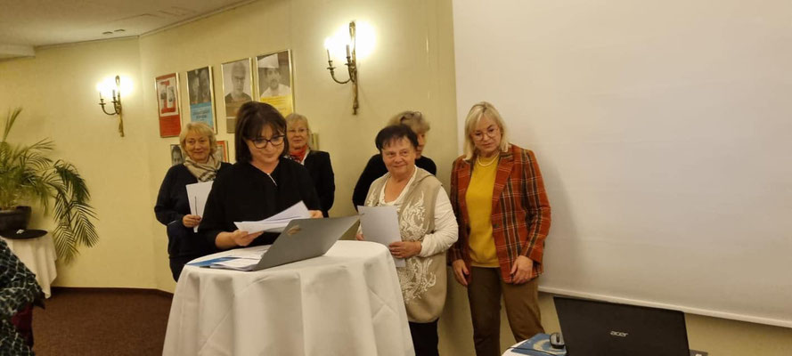 Adelheid Seifert FU Vorsitzende Fürth Land trägt die Ehrenmitglieder für Kreis Fürth Land vor