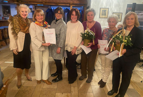 Petra Guttenberger, Elfi Stadelmann, Adelheid Seifert, Elke Vetterl-Korbmann und FU-Damen, die geehrt wurden