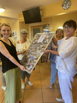 Frauen-Union Zirndorf bei der Geschenkübergabe