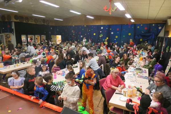 Festsaal mit vielen Leuten