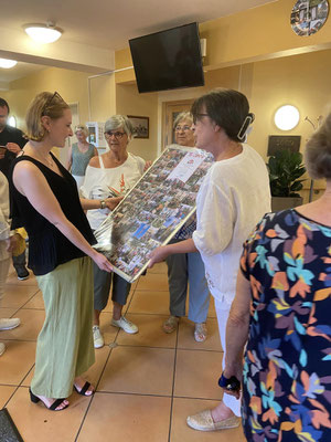 Frauen-Union Zirndorf bei der Geschenkübergabe