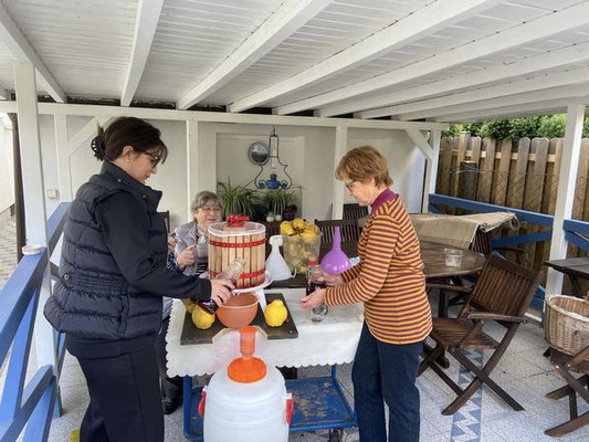 FU Vorsitzende Zirndorf Adelheid Seifert, mit Eva Kräuter und Christa Schober beim Herstellen von Traubensaft