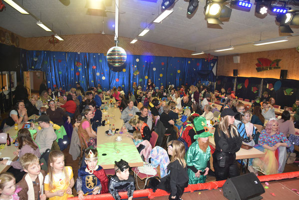 Festsaal mit vielen Leuten