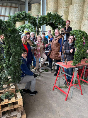 Osterbrunnenbinden Frauen-Union Cadolzburg gemeinsam mit der Frauen-Union Langenzenn