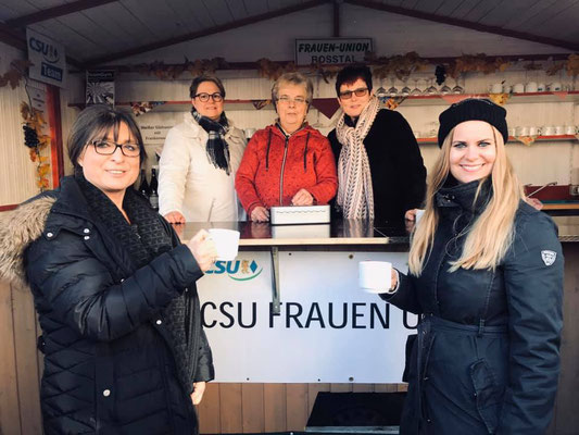 FU-Kreisvorsitzende Adelheid Seifert am Stand der FU Roßtal