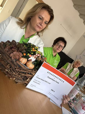 Spende der Frauen-Union Puschendorf für das Frauenhaus über 500 Euro