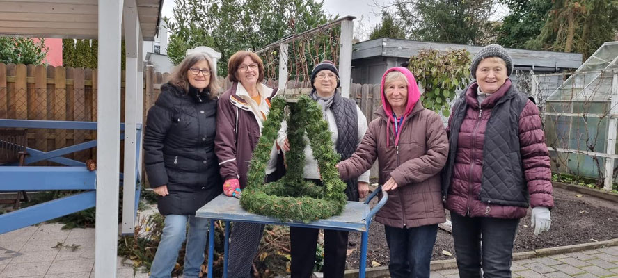 Die Damen der Frauen-Union Zirndorf mit der fertigen Krone