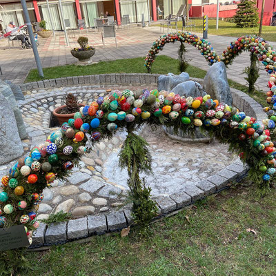 Osterbrunnen gestiftet von der Frauenunion der CSU Zirndorf, Bild 2 Helene Schultheiß Heim in der Marie-Juchacz-Straße 2.