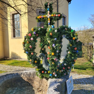 Osterbrunnen in Wilhermsdorf an der Spitalkirche