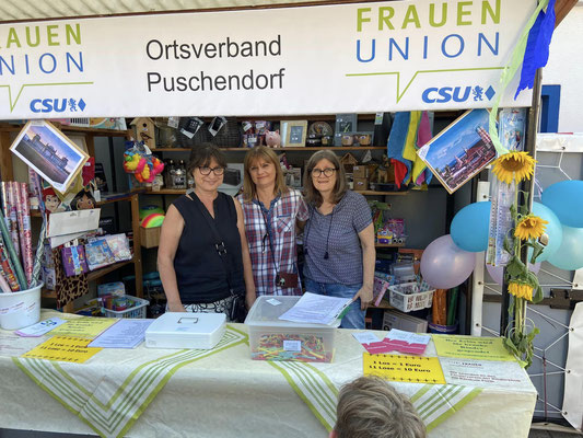 Arbeitsdienst in der Losbude von der Frauen-Union PUschendorf