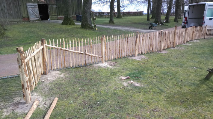 Diagonale (Länge 200 cm, Durchmesser 4-6 cm) am Ende/ Eck einbauen.