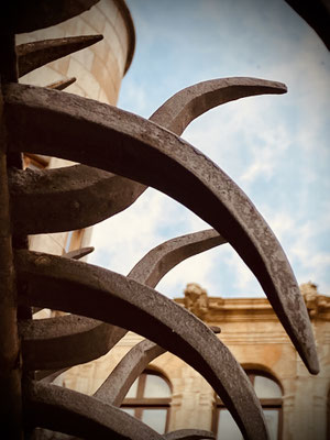 Detalle de la reja de la Casa Botines en León
