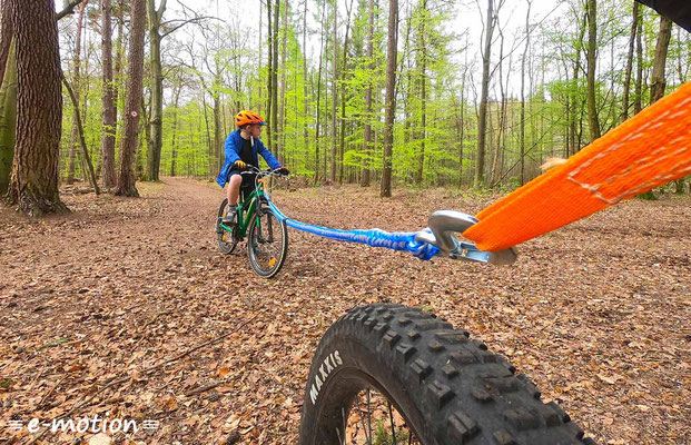 e-Bike fahren mit Kindern mit dem Fahrrad-Abschleppseil