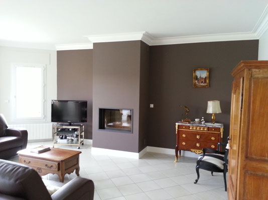 Mise en oeuvre d'un mur en peinture mate couleur chocolat noir pour dynamiser les volumes