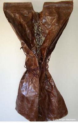 o. T. - Bütten, Nägel, Cerealien, Schnüre, Klammern, 147 cm x 87 cm x 23 cm