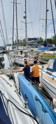 Viele helfende Hände in der Expo Marina 