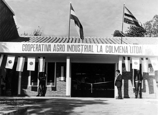 1976年1月21日竣工の第3代ラ・コルメナ農産業組合事務所。先代の事務所を取り壊し、新規建設した。写真は竣工式のもの