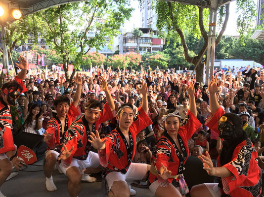 伝統的な阿波踊りの曲だけでなく現地（海外)の曲とコラボレーションして踊りを披露しています。 They perform not only the traditional Awaodori dance, but they also perform in collaboration to the local overseas music where they are performing.