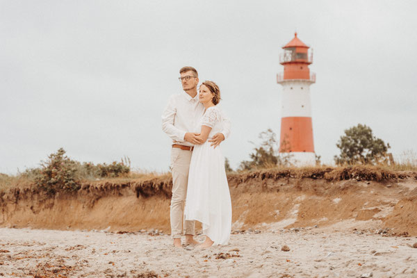 Brautpaarshooting Hochzeit Strand Leuchtturm Falshöft Ostsee
