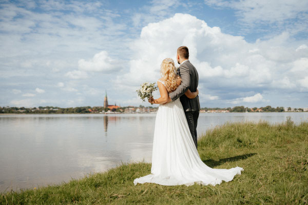 Hochzeitsbilder am Schleistrand von Grömitzmit Blick auf den Schleswiger Dom