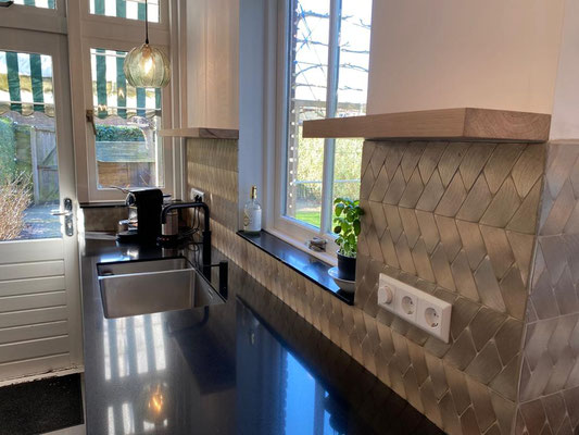 Keuken met zwevende eiken houten planken