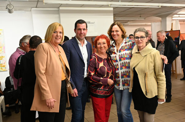 Der Brügermeister Stefan Krapf feiert gemeinsam mit den Mitgliedern des Ateliers die Vernissage