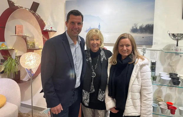 Hier bin ich zu sehen mit Bürgermeister Stefan Krapf zu meiner linken und Silvia Feichtinger-Attwenger zu meiner linken. Sie hat das Foto hinter uns kreiert